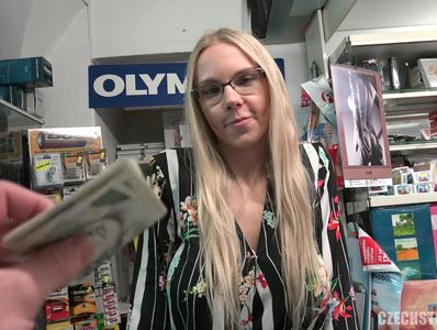 Продавщица блондинка занимается сексом на рабочем месте