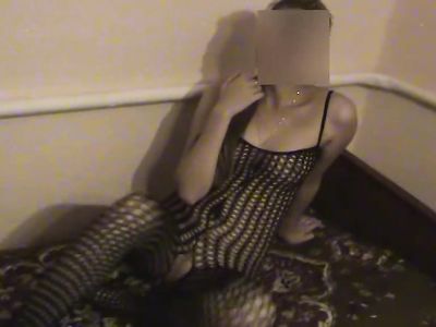 Русская девчонка в сетчатом наряде жарко трахается в аматорском порно видео