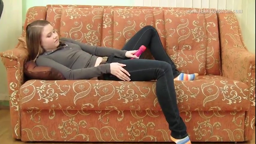 Девушка на диване раздвигает ножки